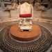 Si tratta della preziosa sedia del Priore, dallo schienale monocuspidato e il cui sedile rosso  retto da colonnine e schiavi, la cui interpretazione rimanda simbolicamente al trionfo della Chiesa sui Saraceni